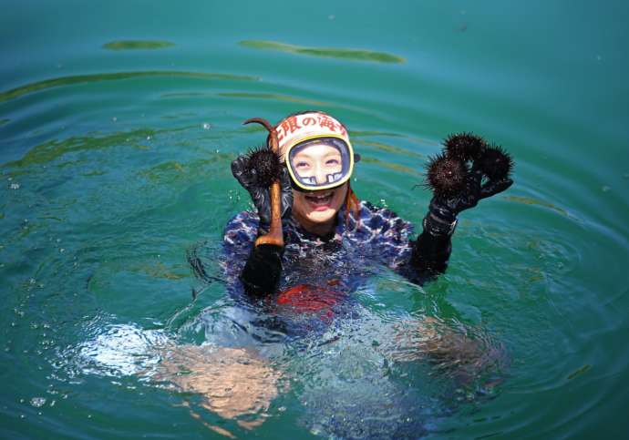 海女の格好をした移住コーディネーターの写真