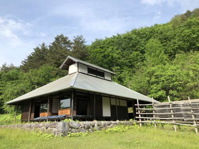 緑に囲まれたお試し暮らし住宅の外観