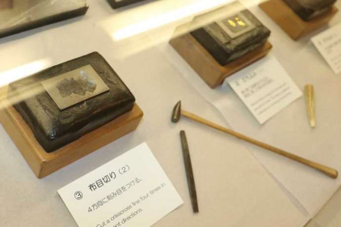 「熊本県伝統工芸館」で展示している肥後象がんの工程の展示