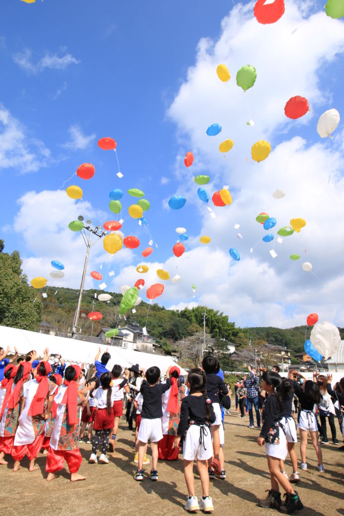 くまむら復興祭の風船飛ばしの様子