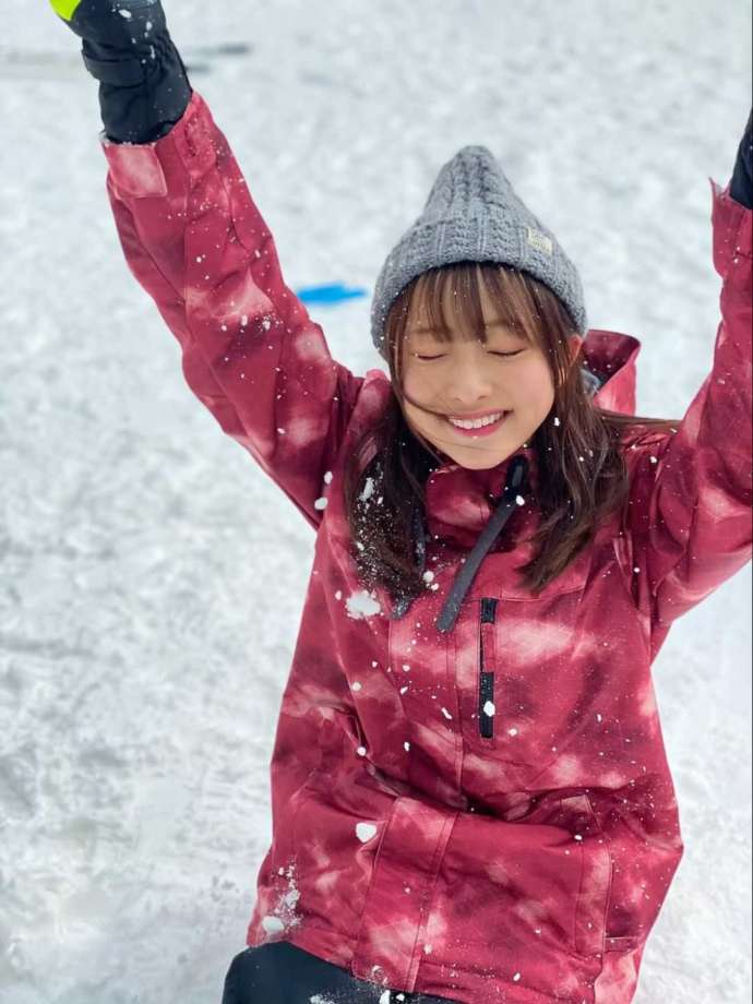 雪で遊ぶ女性の写真