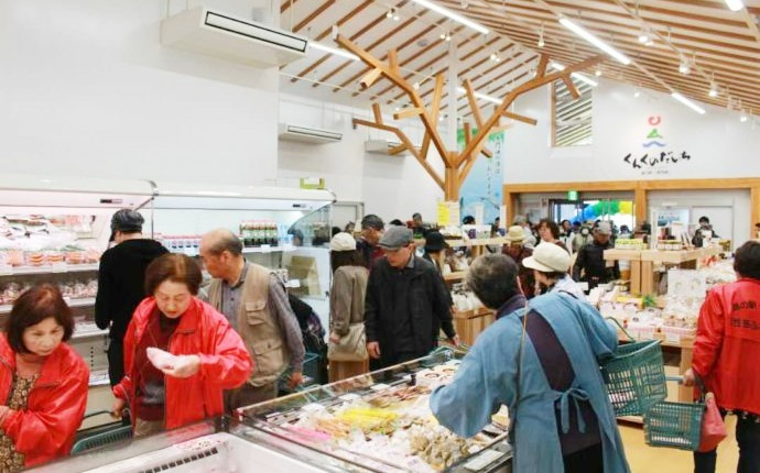 道の駅長門峡の直売所が賑わう様子