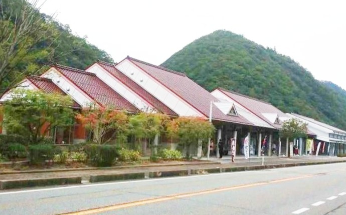 国道側から見た道の駅長門峡の様子