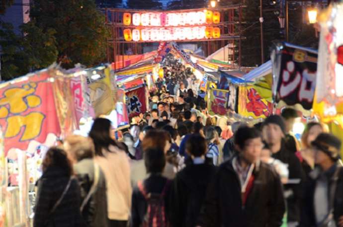 秋祭りの様子。人口の10倍以上の人が来る