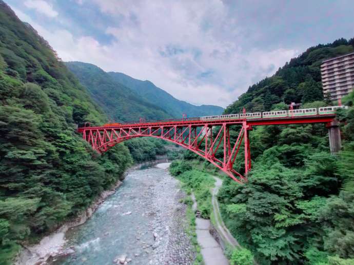 黒部渓谷のトロッコ電車写真