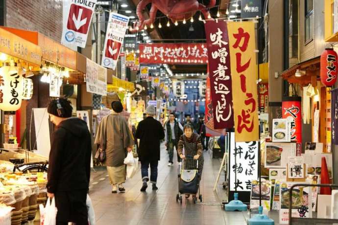 黒門市場の内観（タコのランドマーク周辺）