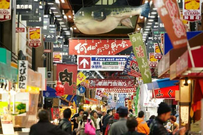 黒門市場の内観（ふぐのランドマーク周辺）