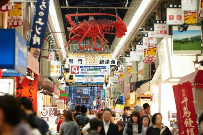 黒門市場の内観（エビのランドマーク周辺）