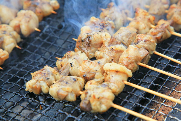 串に刺した焼きとりを焼く図