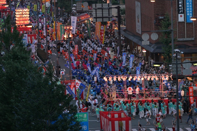 水の祭典久留米まつりのメインイベント「そろばん総踊り」の光景