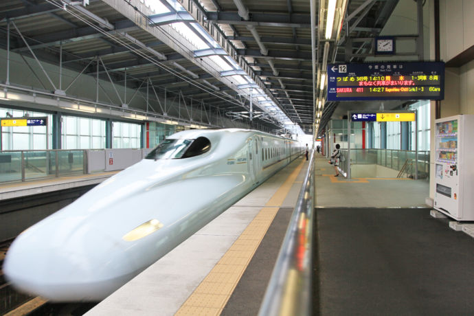 久留米駅に新幹線つばめが停車している図