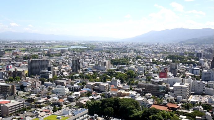 久留米市中心部と筑後川、耳納連山を撮った全景