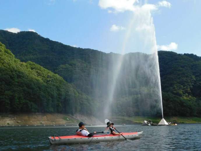 草木湖でカヌーを体験し、噴水の前で写真を撮っている様子