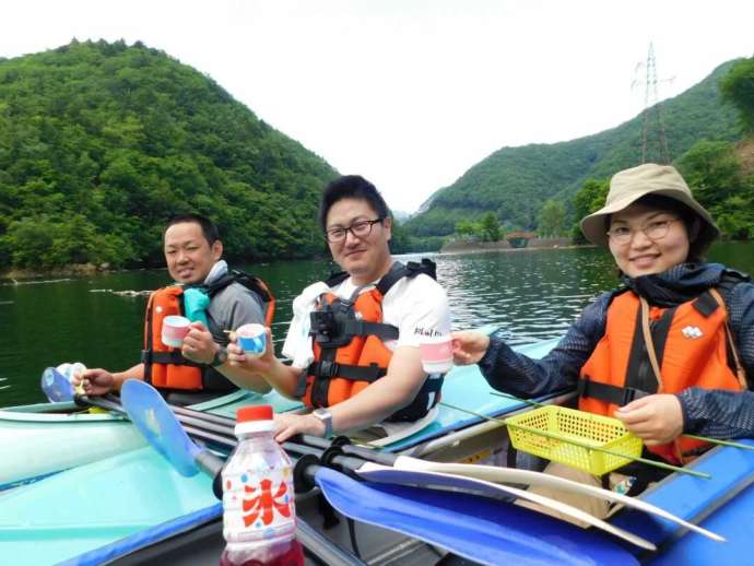 カヌーの上でかき氷を食べようとしている人