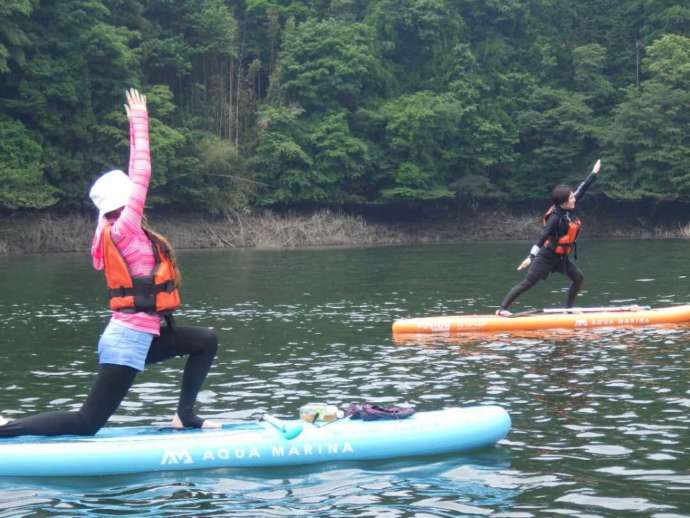 草木湖でSUPヨガをしている人々