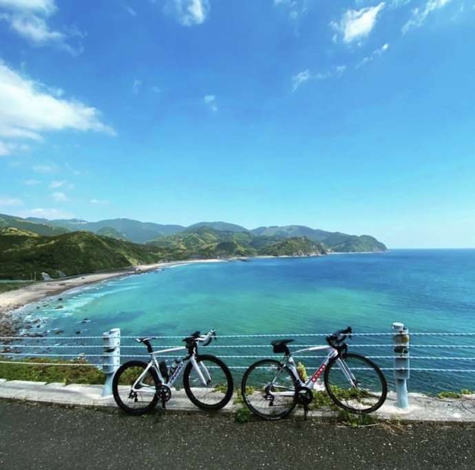 串間市でサイクリングをする途中で海を見下ろすようす