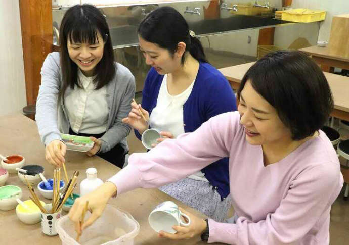 石川県能美市の「能美市九谷焼美術館」での絵付け体験の様子