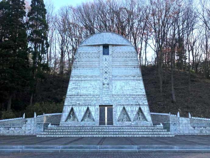 石川県能美市の「能美市九谷焼美術館」にある巨大なモニュメント