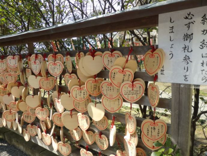 葛原岡神社では縁結びのご利益を得られるお守りや絵馬などはありますか