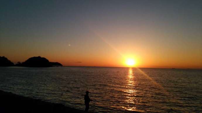 千葉県安房郡鋸南町にある「道の駅 きょなん」の近くで眺めた夕日と海