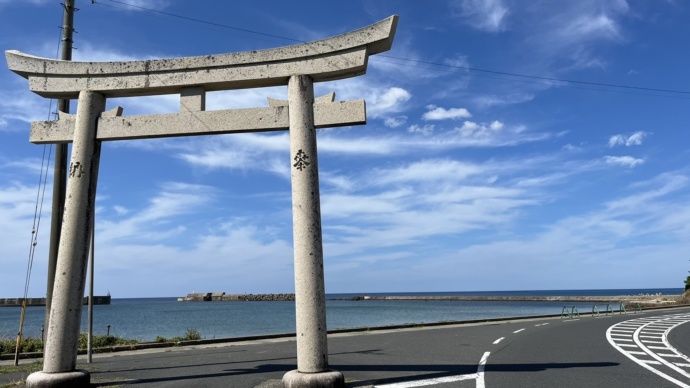 京都府京丹後市のハートロック周辺にある鳥居と海の風景