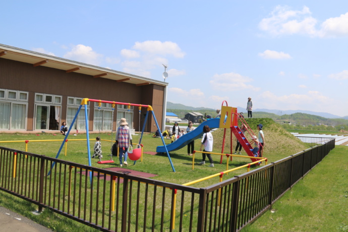 北海道共和町の芝生広場で遊ぶ親子の写真