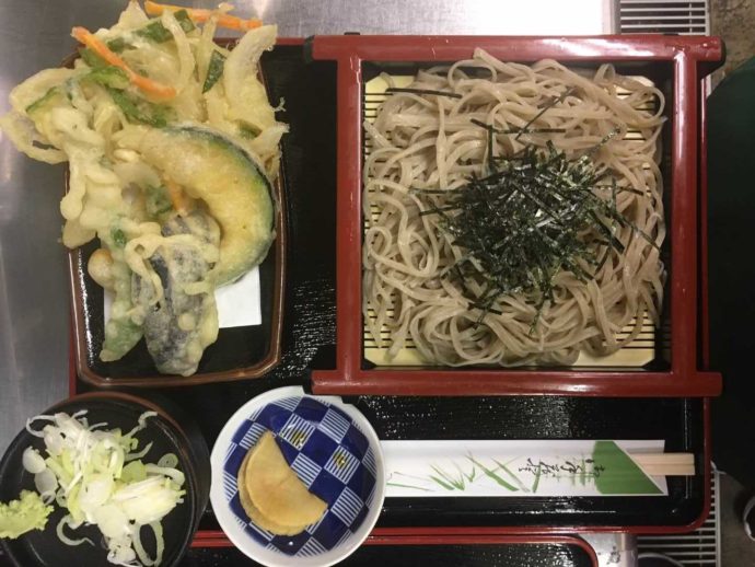 道の駅かつらで食べられる天ざるそば