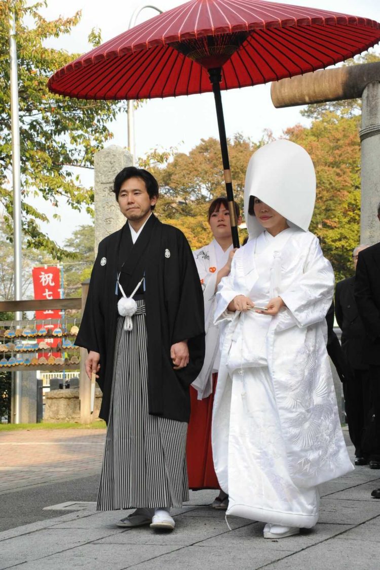 群馬県前橋市にある前橋東照宮の神前結婚式の参進の儀を行うふたり