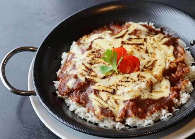 森のカフェレストランの焼きチーズトマトカレー