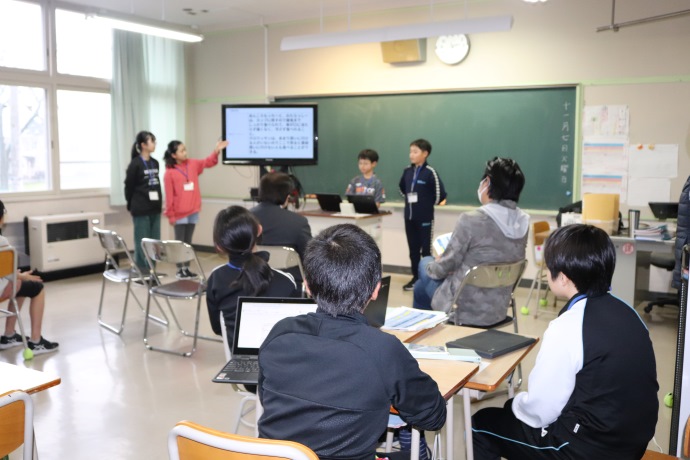 真狩村の小学生がベンチャーキッズに取り組む様子