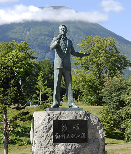 真狩村の細川たかし像