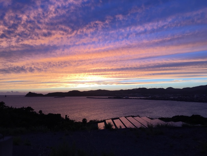 枕崎市にある温泉の露天風呂から見た夕日