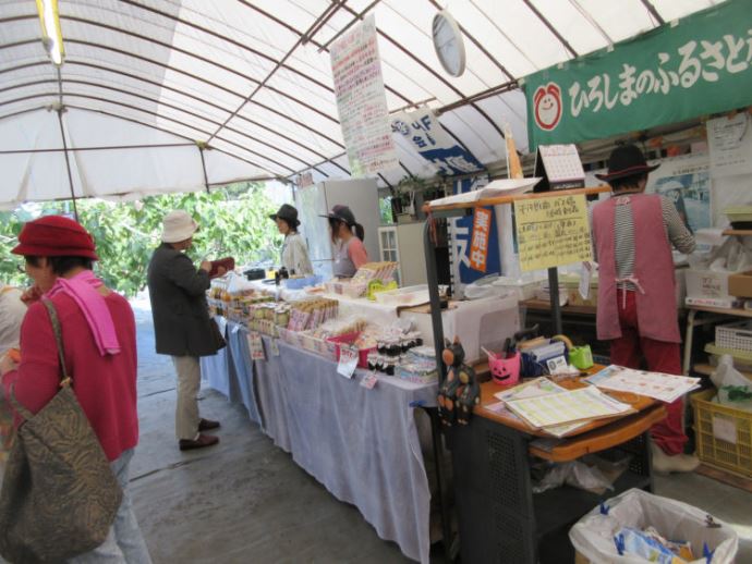 万汐農園内または付近に食事できる場所はありますか？