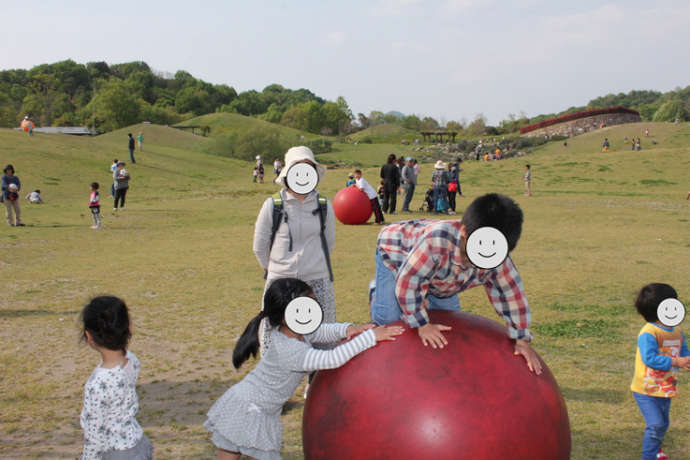 まんのう町の国営讃岐まんのう公園で遊ぶ子供たち