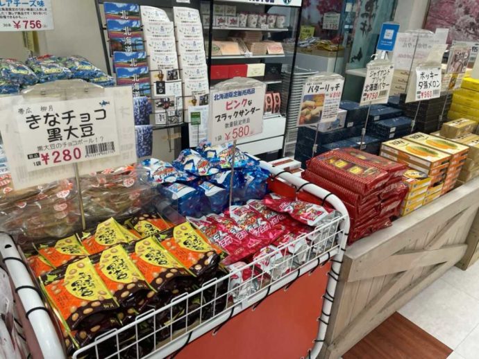 まるごと北海道雷門物産本舗のお菓子コーナー