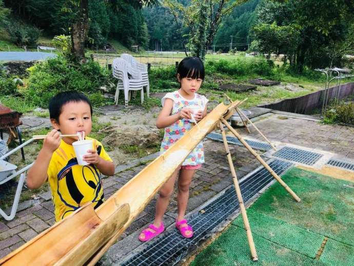 まるかりの里 久野川で体験できる流しそうめんの様子