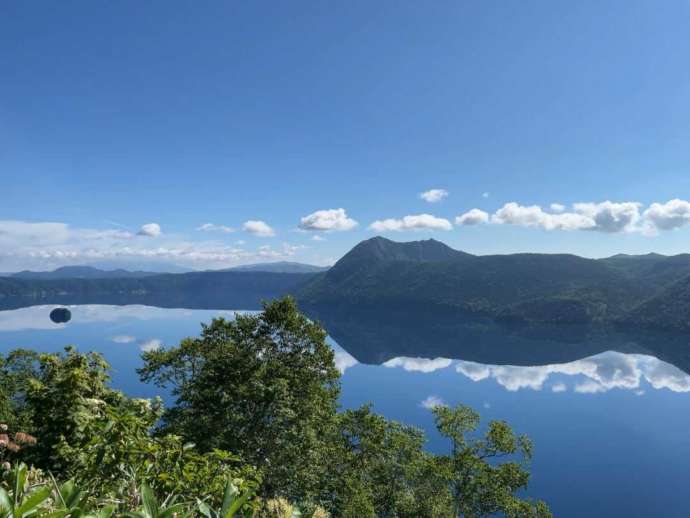 摩周湖カムイテラスのおすすめ眺望第一位「晴れの日の鏡湖面」