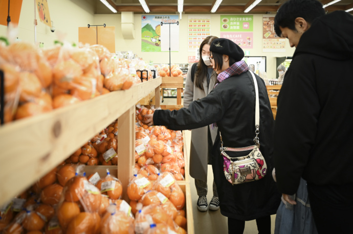 まつやまオーダーメイド型移住体感ツアーで市内の物価を確認する写真