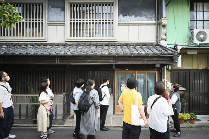 まつやま移住体感ツアーで建物の説明を受ける参加者の写真