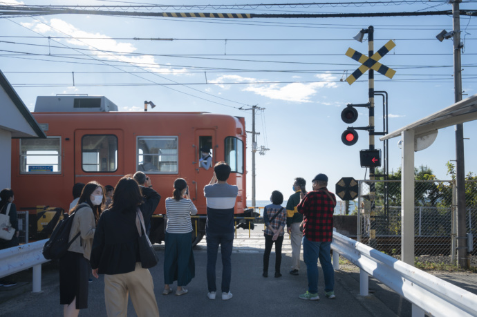 まつやま移住体感ツアーで市内の鉄道を見学している写真