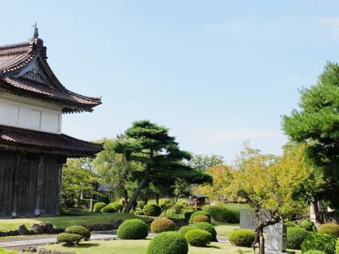 大手門と園内の美しい景観