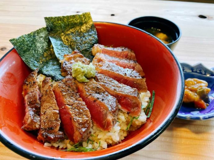 レストランめがひらの人気ナンバーワンメニュー「ステーキ丼」の写真