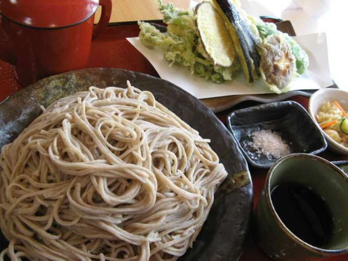 長野県小県郡青木村にある「道の駅あおき」でいただける天ざるそば