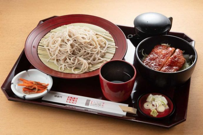 道の駅猪苗代でいただけるもり蕎麦とソースかつ丼のセット