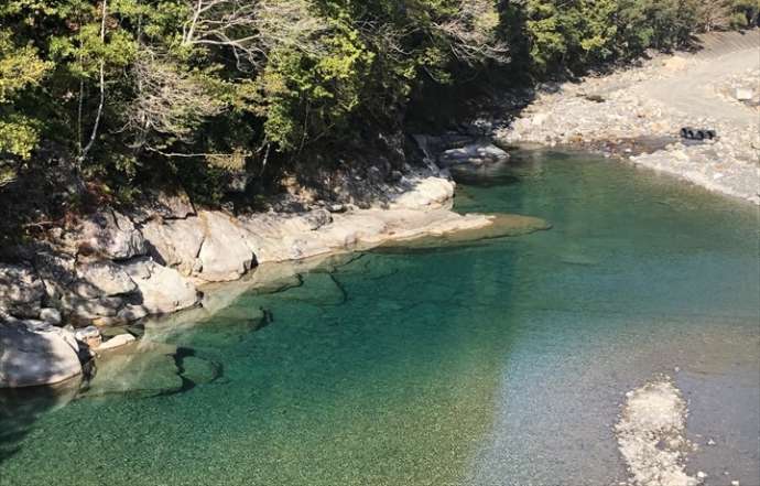 道の駅海山のそばを流れる銚子川の青々とした様子