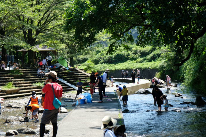 群馬県みどり市の小平の里・親水公園で遊ぶ子どもたち