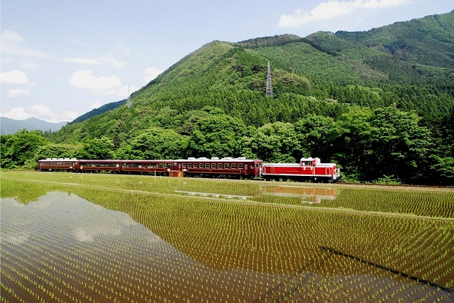 群馬県みどり市の田植え時期のわたらせ渓谷鐵道の様子