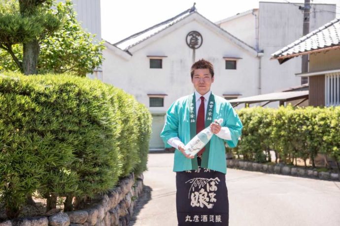 日本酒を持って立つ丸彦酒造の次期社長