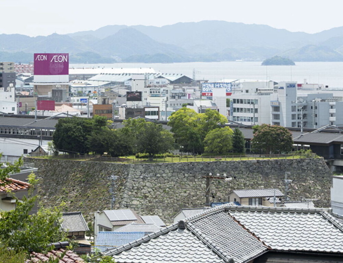 三原市の駅から見た市街地