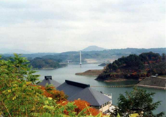 三春町にある三春ダムとさくら湖の風景